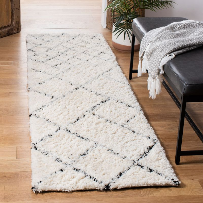 Casablanca CSB914 Hand Tufted Runner Rug - Ivory/Black - 2'3"x8' - Safavieh.
