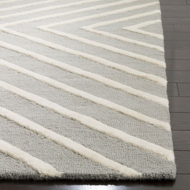 Safavieh Kids SFK920 Hand Tufted Area Rug - Grey/Ivory - 5'x5' - Safavieh.