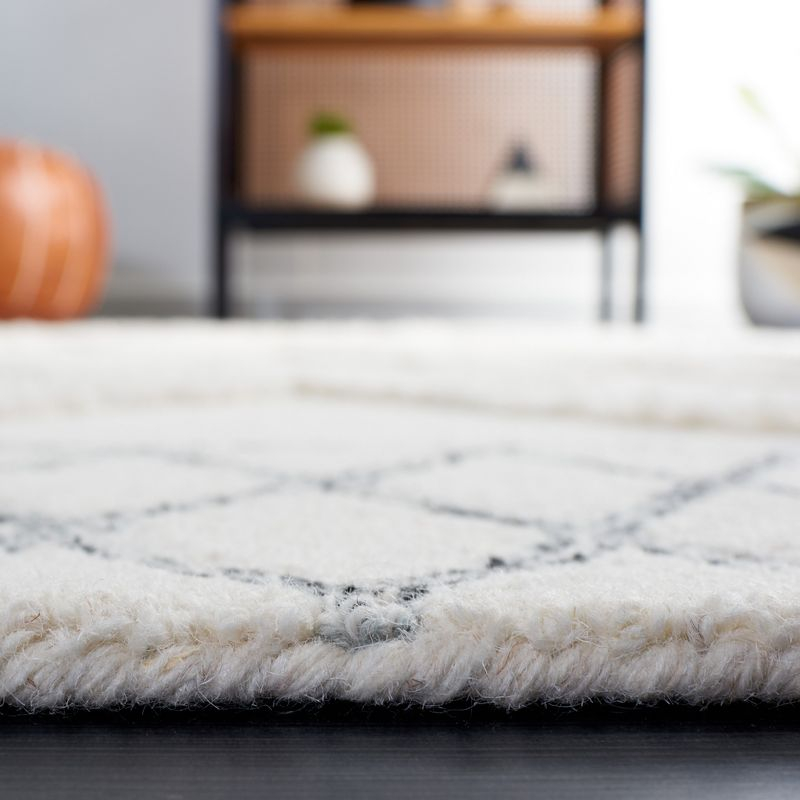 Casablanca CSB990 Hand Tufted Runner Rug - Ivory/Black - 2'3"x8' - Safavieh.