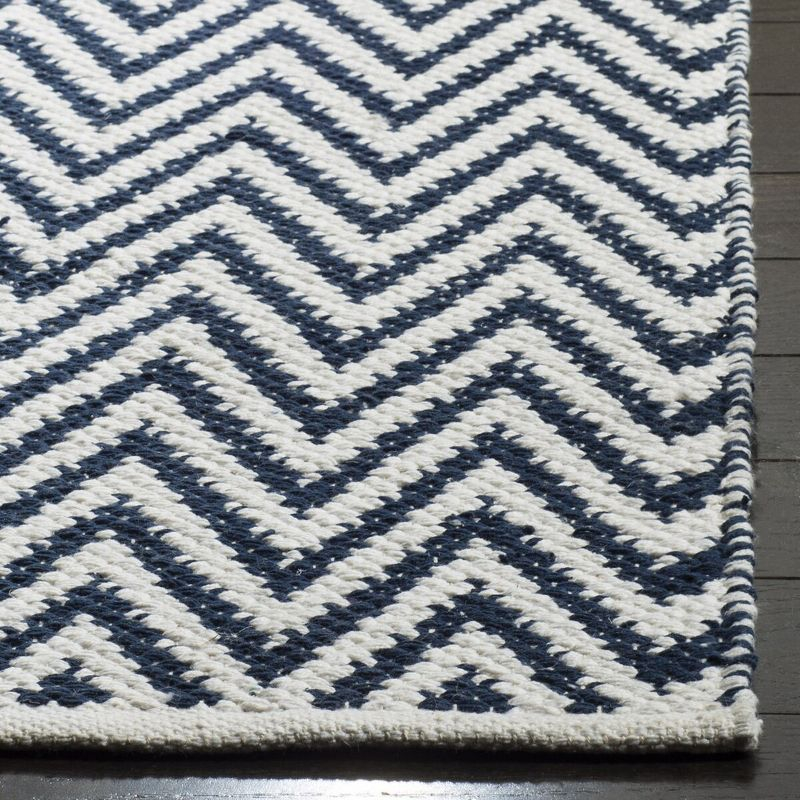 Montauk MTK812 Hand Woven Indoor Area Rug - Navy/Ivory - 4'x6' - Safavieh.