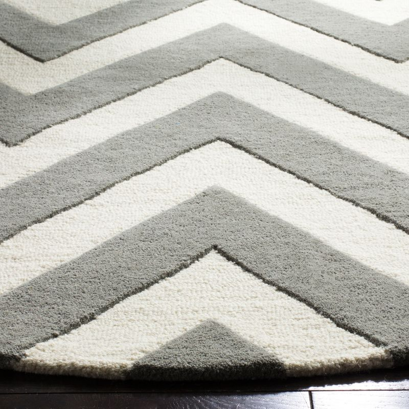 Safavieh Kids Basic Chevron SFK921 Hand Tufted Indoor Area Rug - Grey/Ivory - 5' Round - Safavieh