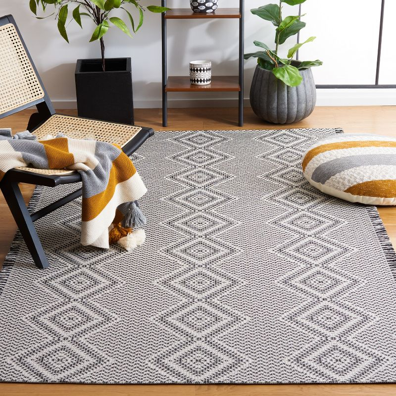 Augustine AGT507 Machine Made Indoor Area Rug - Ivory/Black - 5'x7'-7" - Safavieh