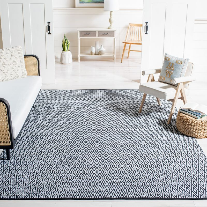 Montauk MTK621 Hand Woven Indoor Area Rug - Grey/Black - 6'x9' - Safavieh