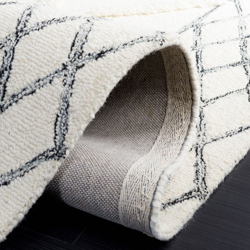 Casablanca CSB990 Hand Tufted Runner Rug - Ivory/Black - 2'3"x8' - Safavieh.