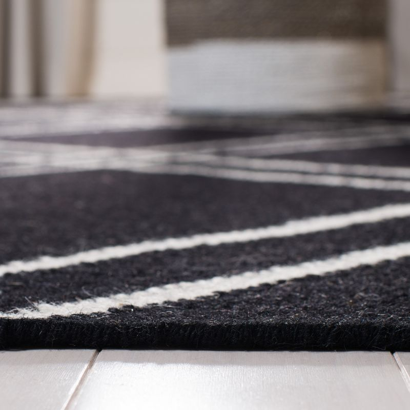 Dhurries DHU638 Hand Woven Accent Rug - Black/Ivory - 2'6"x4' - Safavieh.