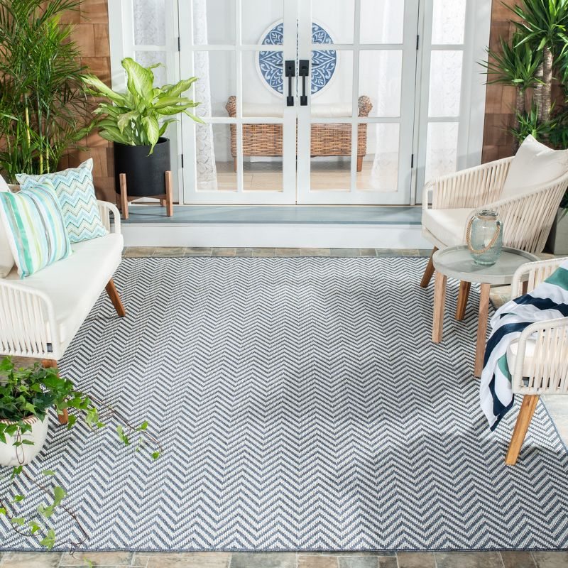 Bermuda BMU812 Power Loomed Indoor/Outdoor Area Rug - Blue/Creme - 4'x6' - Safavieh.