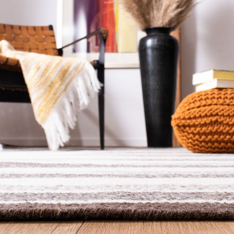 Kilim KLM151 Hand Woven Area Rug - Ivory/Brown - 4'x6' - Safavieh.