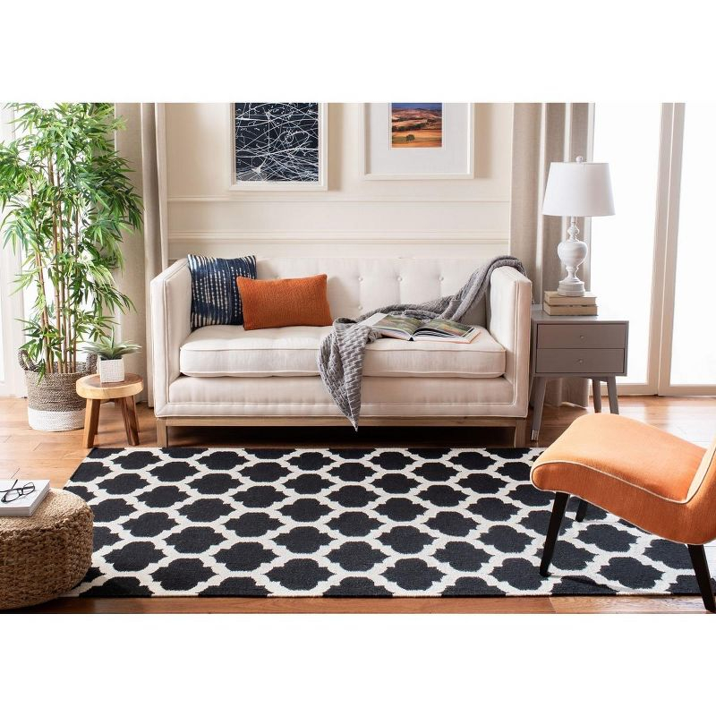 Dhurries DHU623 Hand Woven Flat Weave Area Rug Black / Ivory 4' X 6' - Safavieh.