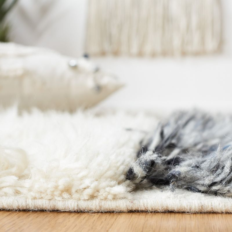 Casablanca CSB925 Hand Loomed Area Rug - Ivory/Dark Grey - 4'x6' - Safavieh.