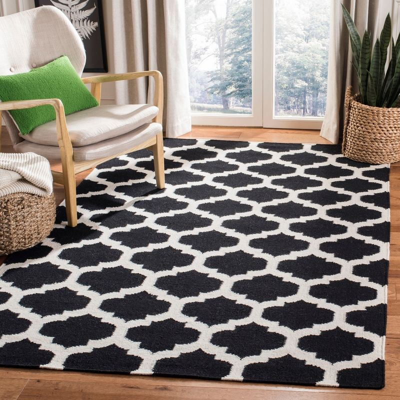 Dhurries DHU623 Hand Woven Flat Weave Area Rug Black / Ivory 4' X 6' - Safavieh.