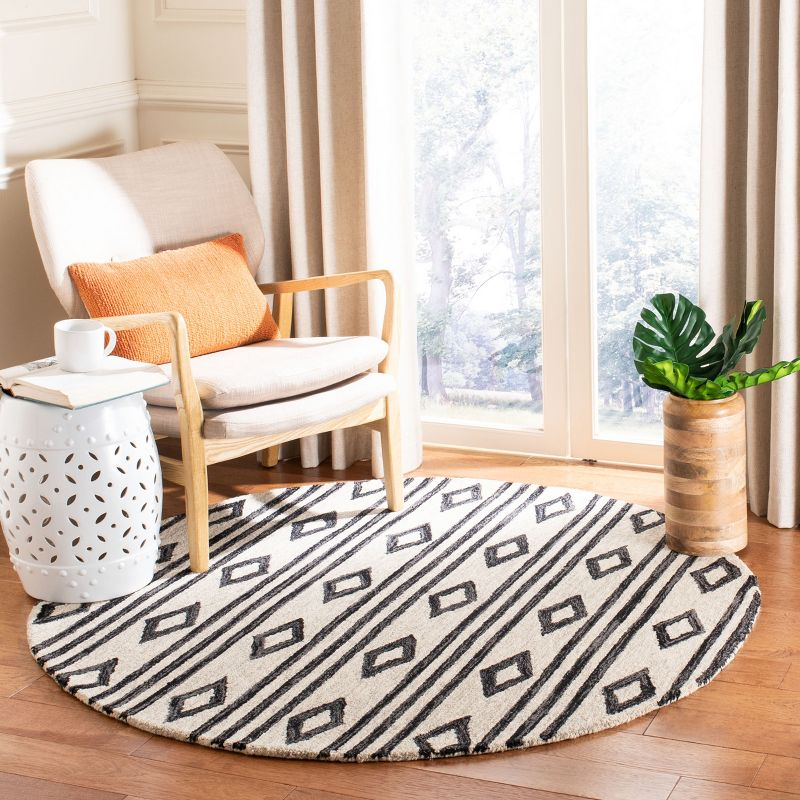 Micro-Loop MLP153 Hand Tufted Indoor Area Rug - Ivory/Charcoal - 4'x6' - Safavieh