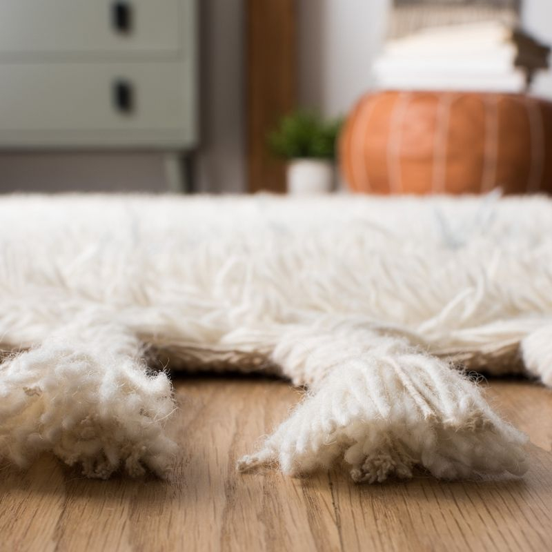 Casablanca CSB951 Hand Tufted Area Rug - Blue/Ivory - 4' X 6' - Safavieh.