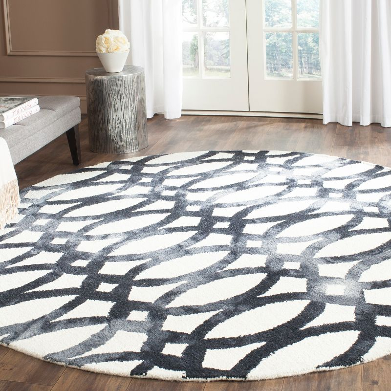 Dip Dye DDY675 Hand Tufted Area Rug - Ivory/Graphite - 7' round - Safavieh.