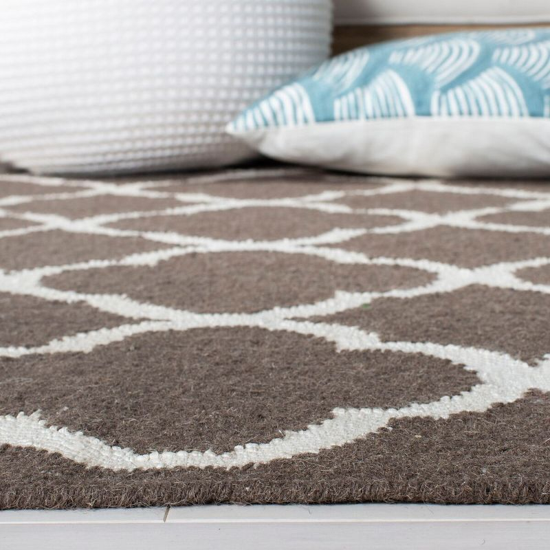 Dhurries DHU627 Hand Woven Flat Weave Accent Rug Navy / Ivory 3' X 5' - Safavieh.