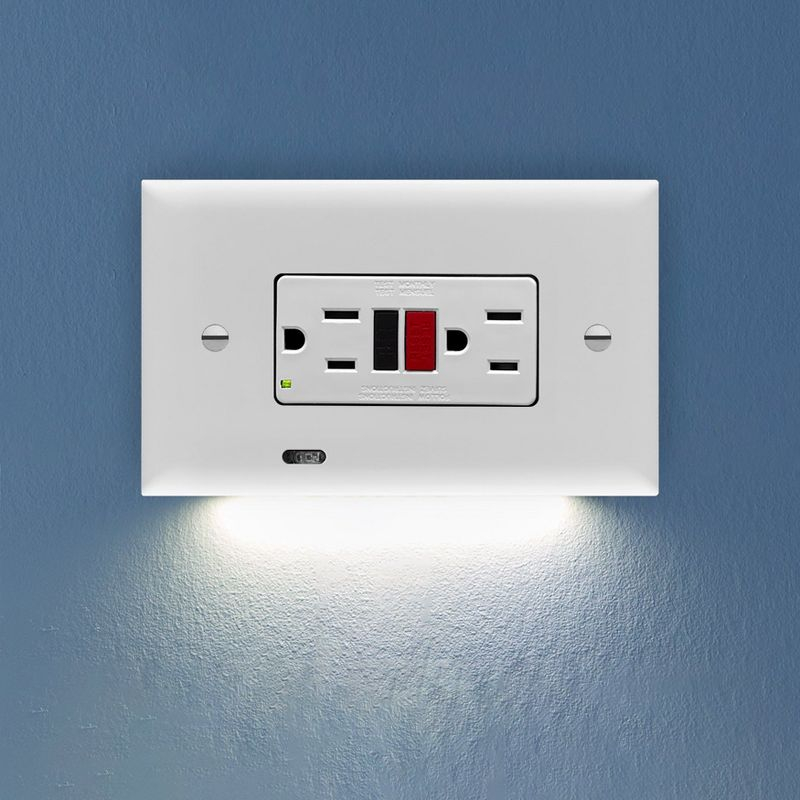 SnapPower GuideLight PLUS Horizontal Wall Plate Night Light - Bright / Dim / Off Sensor - GFCI, White (1 Pack)