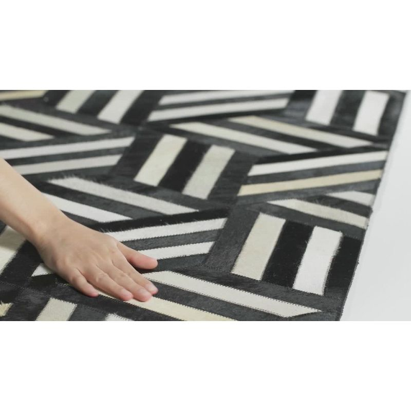 Studio Leather STL219 Hand Woven Indoor Runner Rug - Ivory/Black - 2'3"x11' - Safavieh