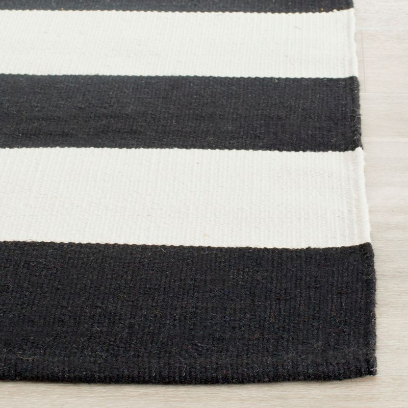 Montauk MTK712 Hand Woven Indoor Area Rug - Black/Ivory - 7' Round - Safavieh