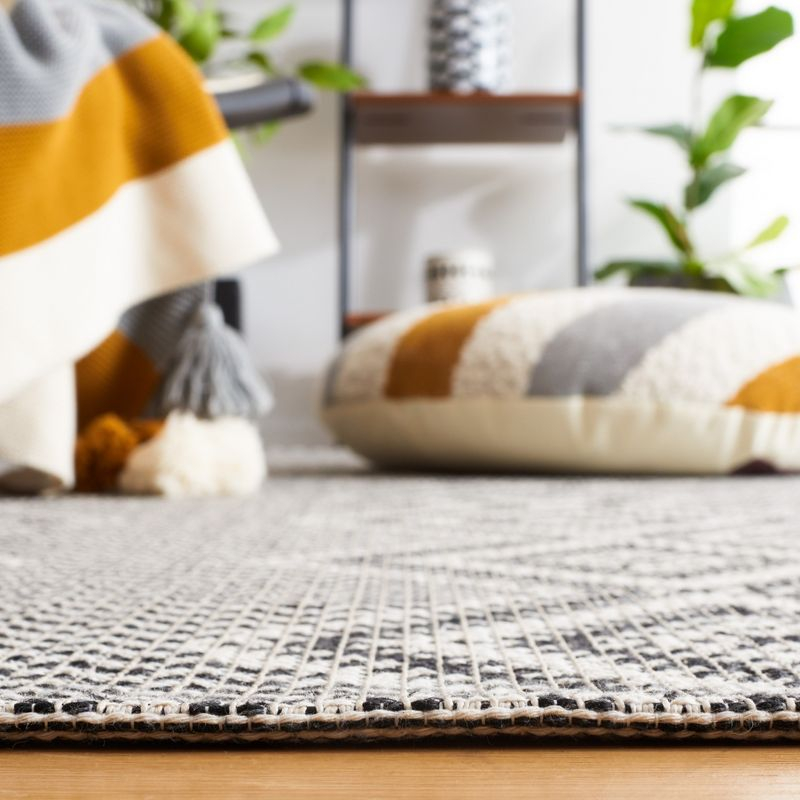 Augustine AGT507 Machine Made Indoor Area Rug - Ivory/Black - 5'x7'-7" - Safavieh