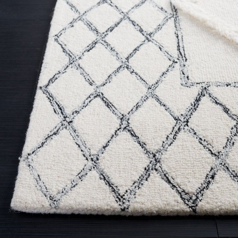 Casablanca CSB990 Hand Tufted Area Rug - Ivory/Black - 4'x6' - Safavieh.