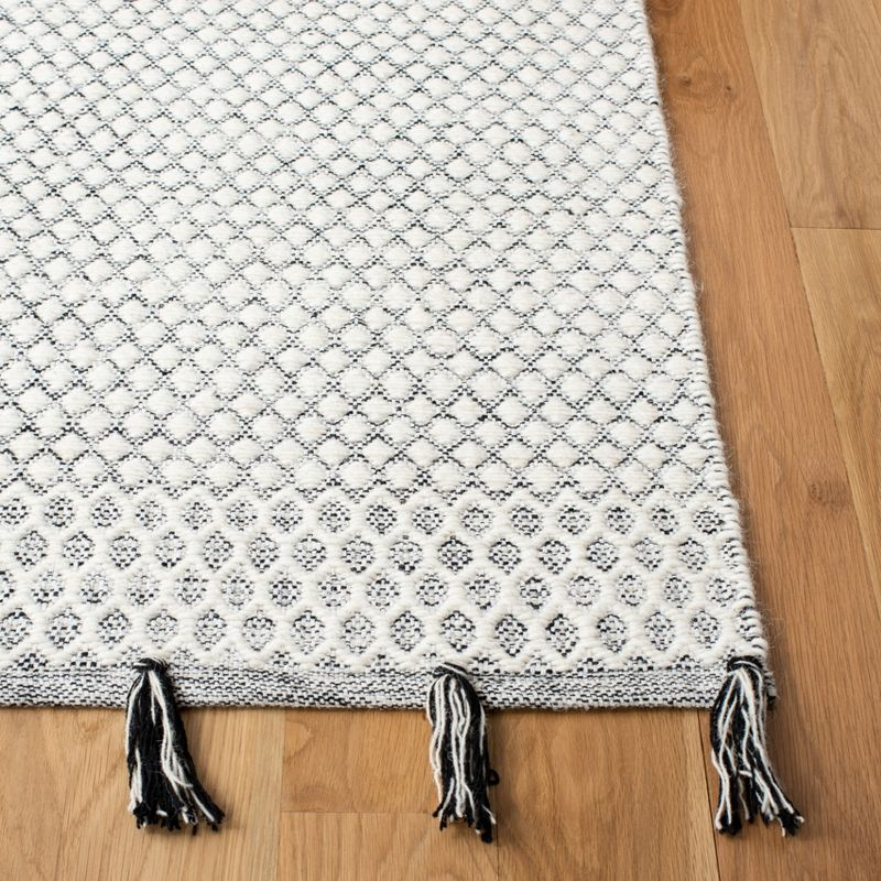 Montauk MTK813 Hand Woven Area Rug - Ivory/Black - 5'x8' - Safavieh.