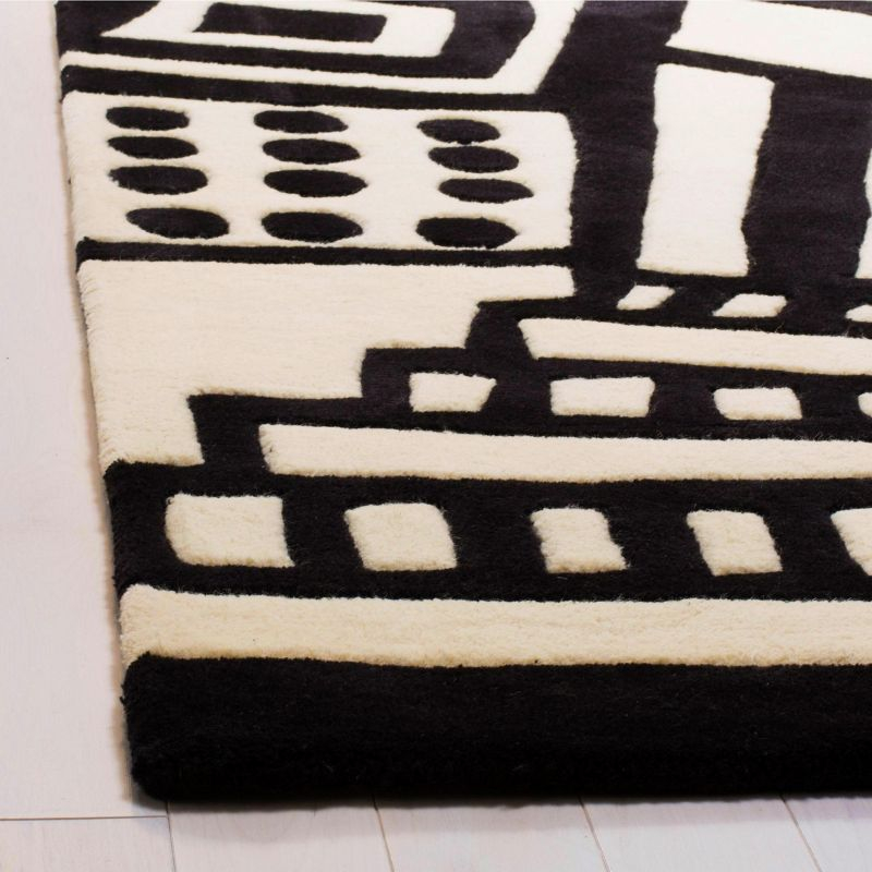Fifth Avenue FTV124 Hand Tufted Runner Rug - Ivory/Black - 2'3"x9' - Safavieh.