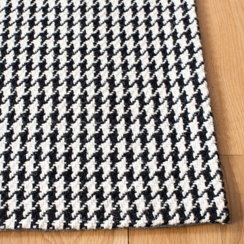 Marbella MRB319 Hand Woven Indoor Accent Rug - Black/Ivory - 3'x5' - Safavieh