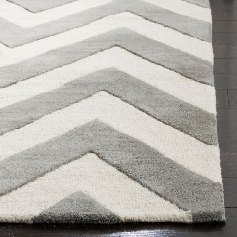 Safavieh Kids Basic Chevron SFK921 Hand Tufted Indoor Area Rug - Grey/Ivory - 5'x5' - Safavieh