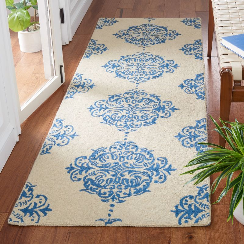 Chelsea HK145 Handmade Accent Rug - 2'6"x4' - Ivory/Blue - Safavieh