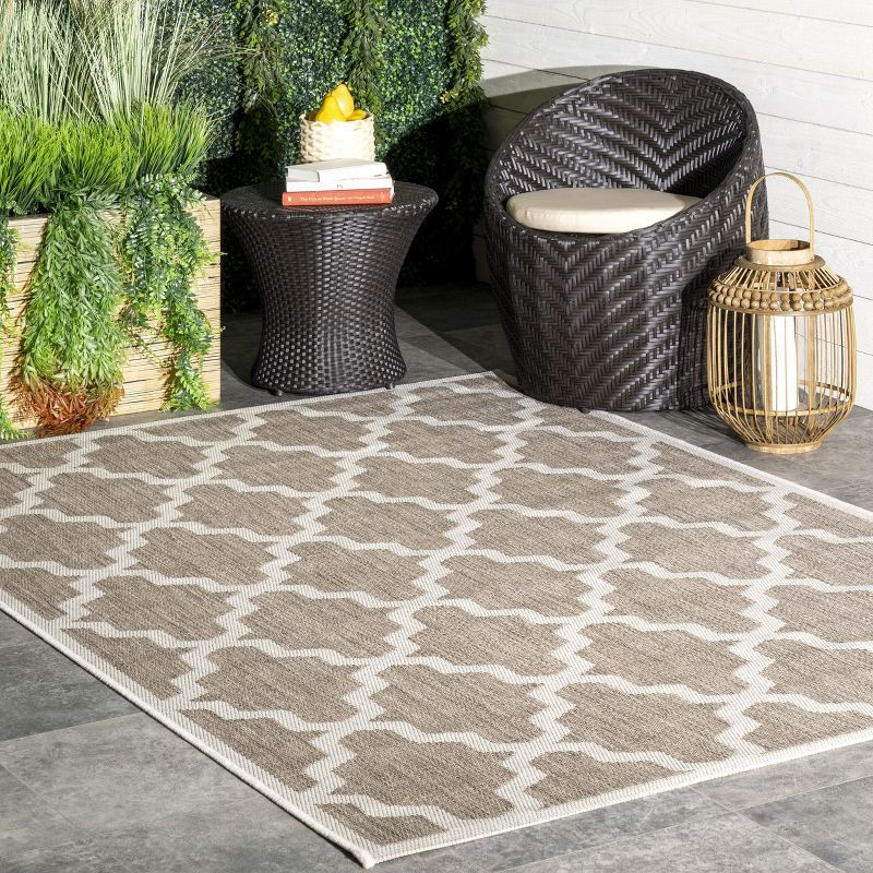 Nuloom Gina Trellis 4x6 Indoor/Outdoor Area Rug for Living Room Patio Deck Front Porch Kitchen, Taupe/Ivory