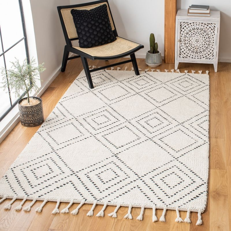 Casablanca CSB676 Hand Loomed Area Rug - Ivory/Black - 4'x6' - Safavieh.