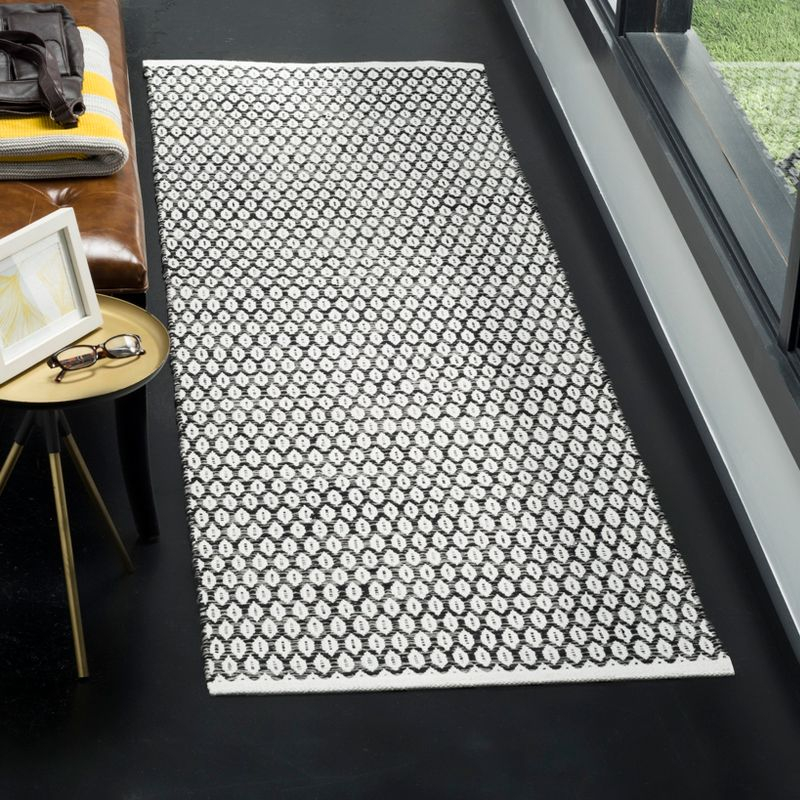 Montauk MTK608 Hand Woven Indoor Runner Rug - Black/Ivory - 2'3"x8' - Safavieh