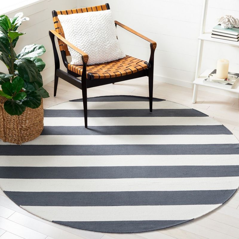 Montauk MTK712 Hand Woven Indoor Area Rug - Grey/Ivory - 6' Round - Safavieh
