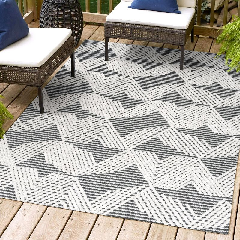 4'x6' Jazz High-Low Pile Art Deco Geometric Indoor/Outdoor Area Rug, Black/Ivory - JONATHAN Y