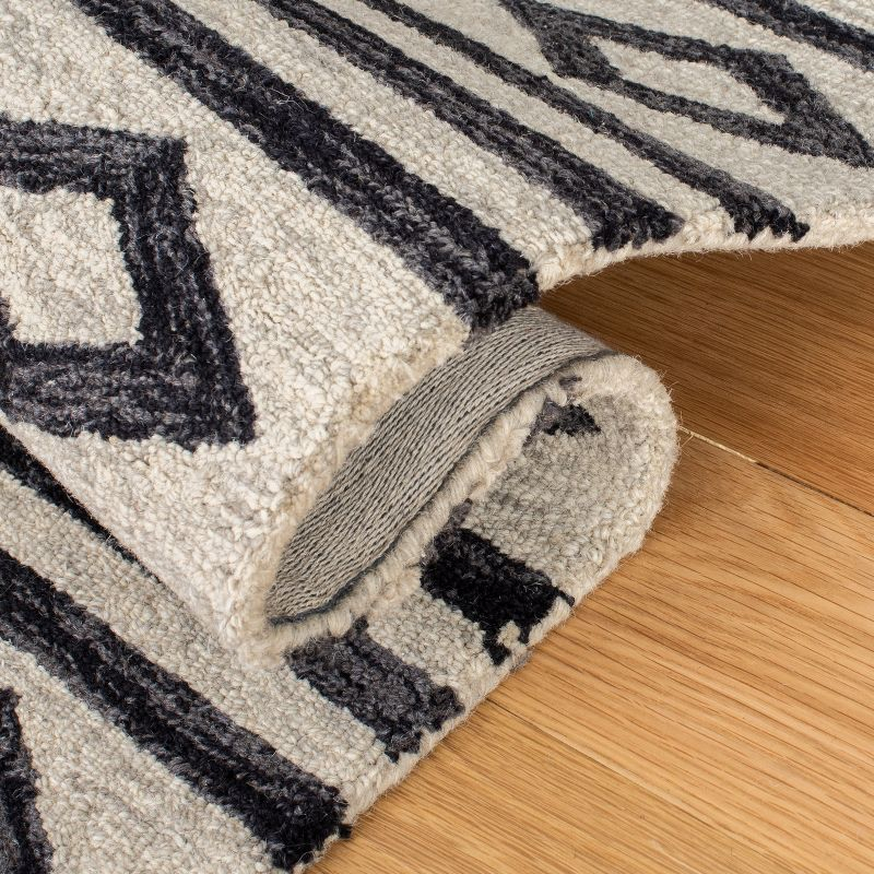Micro-Loop MLP153 Hand Tufted Indoor Accent Rug - Ivory/Charcoal - 2'6"x5' - Safavieh