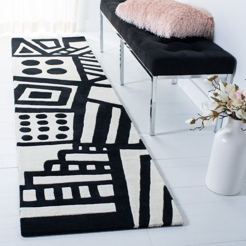 Fifth Avenue FTV124 Hand Tufted Runner Rug - Ivory/Black - 2'3"x9' - Safavieh.