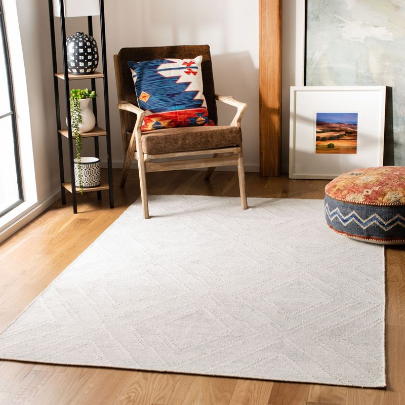 Kilim KLM516 Hand Woven Area Rug - Ivory/Ivory - 4'x6' - Safavieh.