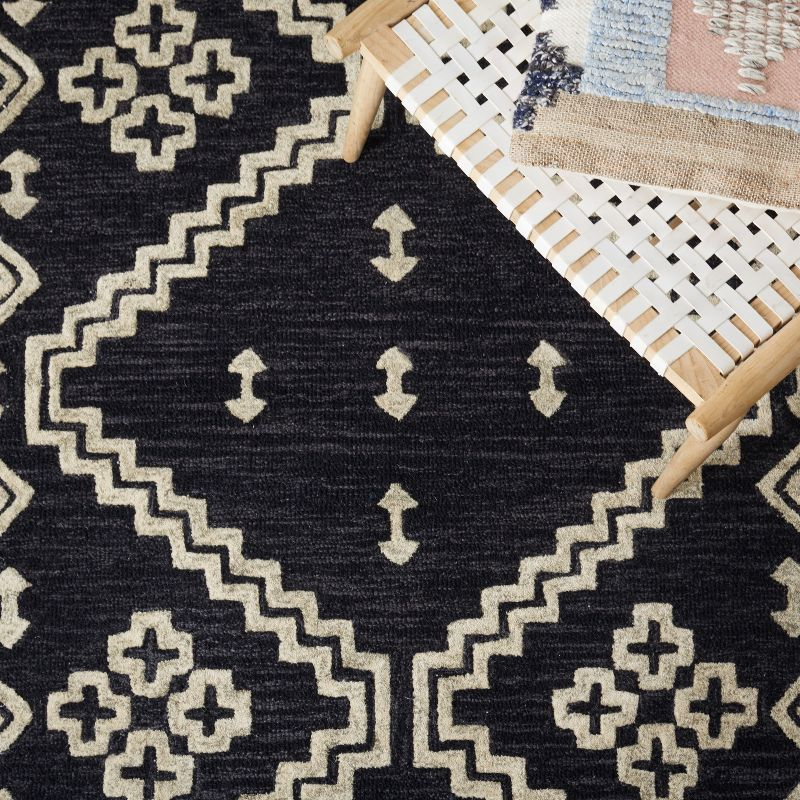 Abstract ABT852 Handmade Indoor Area Rug - Black/Ivory - 4'x6' - Safavieh