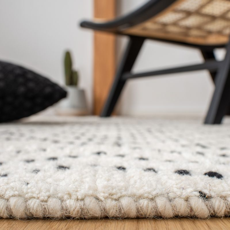 Casablanca CSB676 Hand Loomed Area Rug - Ivory/Black - 4'x6' - Safavieh.
