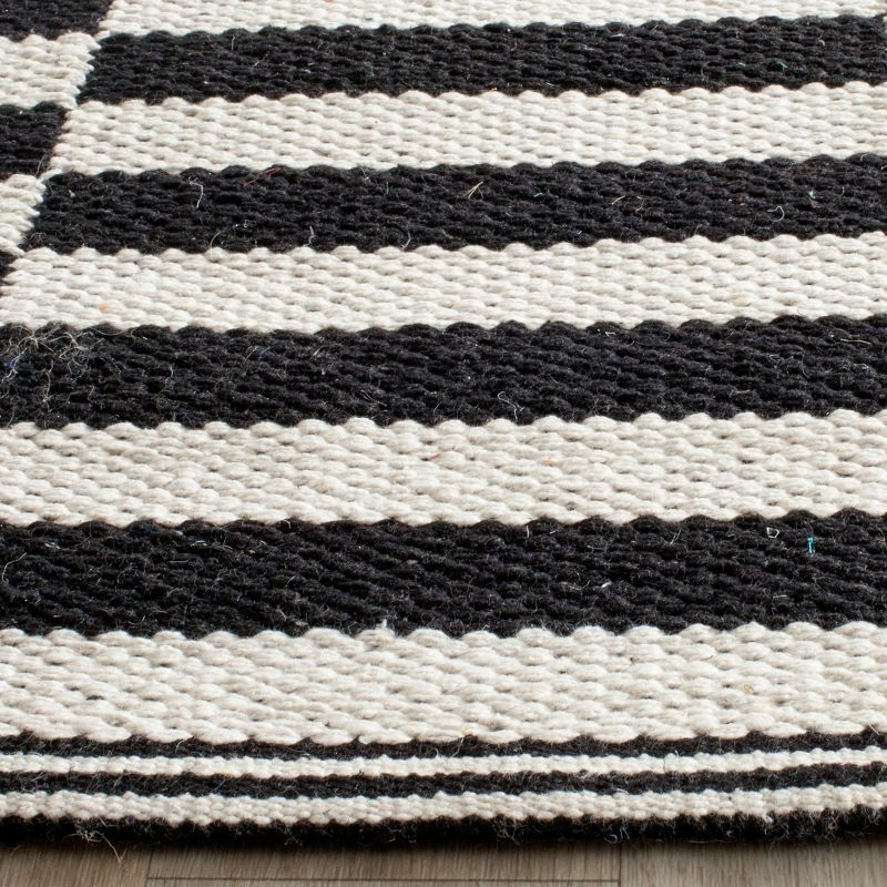 Montauk MTK715 Hand Woven Indoor Accent Rug - Ivory/Black - 2'6"x4' - Safavieh