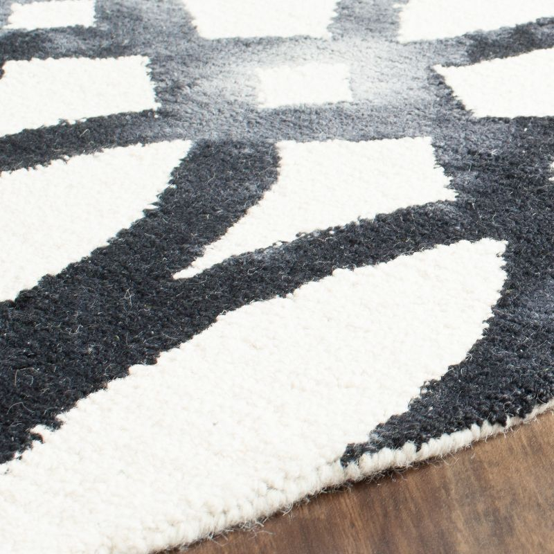 Dip Dye DDY675 Hand Tufted Area Rug - Ivory/Graphite - 7' round - Safavieh.