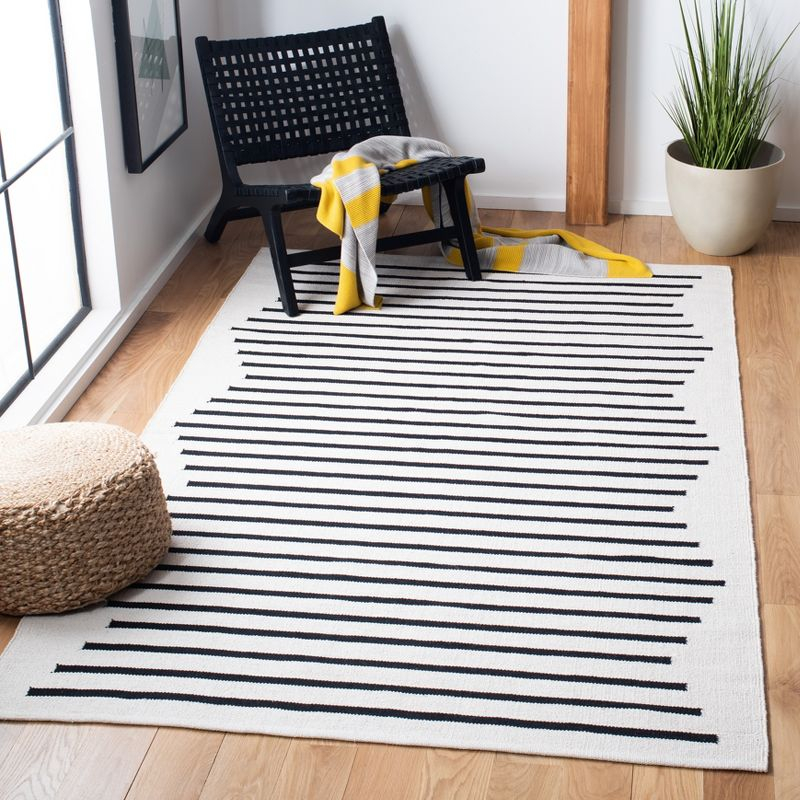 Montauk MTK313 Hand Woven Indoor Accent Rug - Ivory/Black - 4'x4' - Safavieh