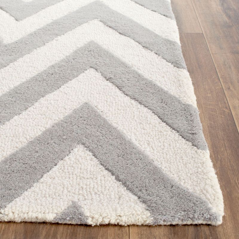Cambridge CAM139 Tufted Indoor Area Rug - Silver/Ivory - 7'6"x9'6" - Safavieh