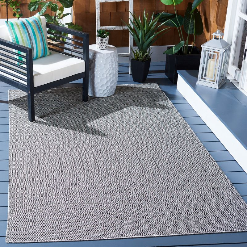 Hampton HTN230 Indoor/Outdoor Machine Made Area Rug - 5'1"x7'6" - Grey/Black - Safavieh