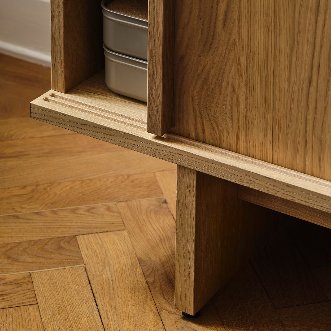 STOCKHOLM 2025 TV unit with sliding doors - oak veneer 70 3/8x16 1/2x22 1/8 "