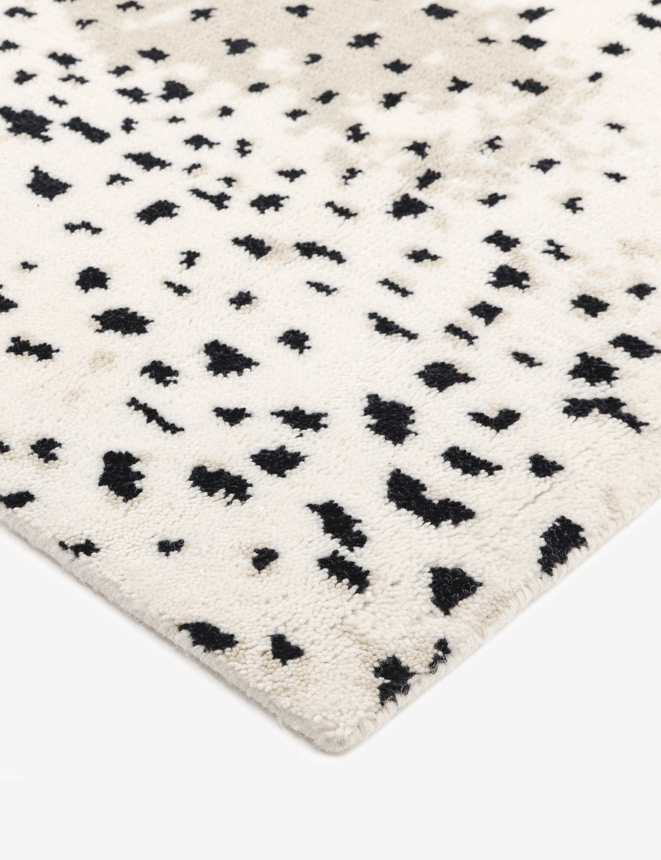 Esmarie Hand-Knotted Wool Rug - Ivory / 5' x 8'