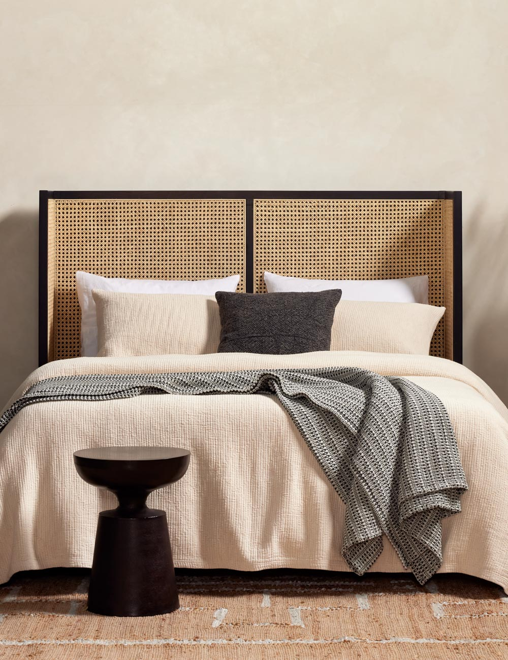 Jeni Platform Bed - Black / Queen