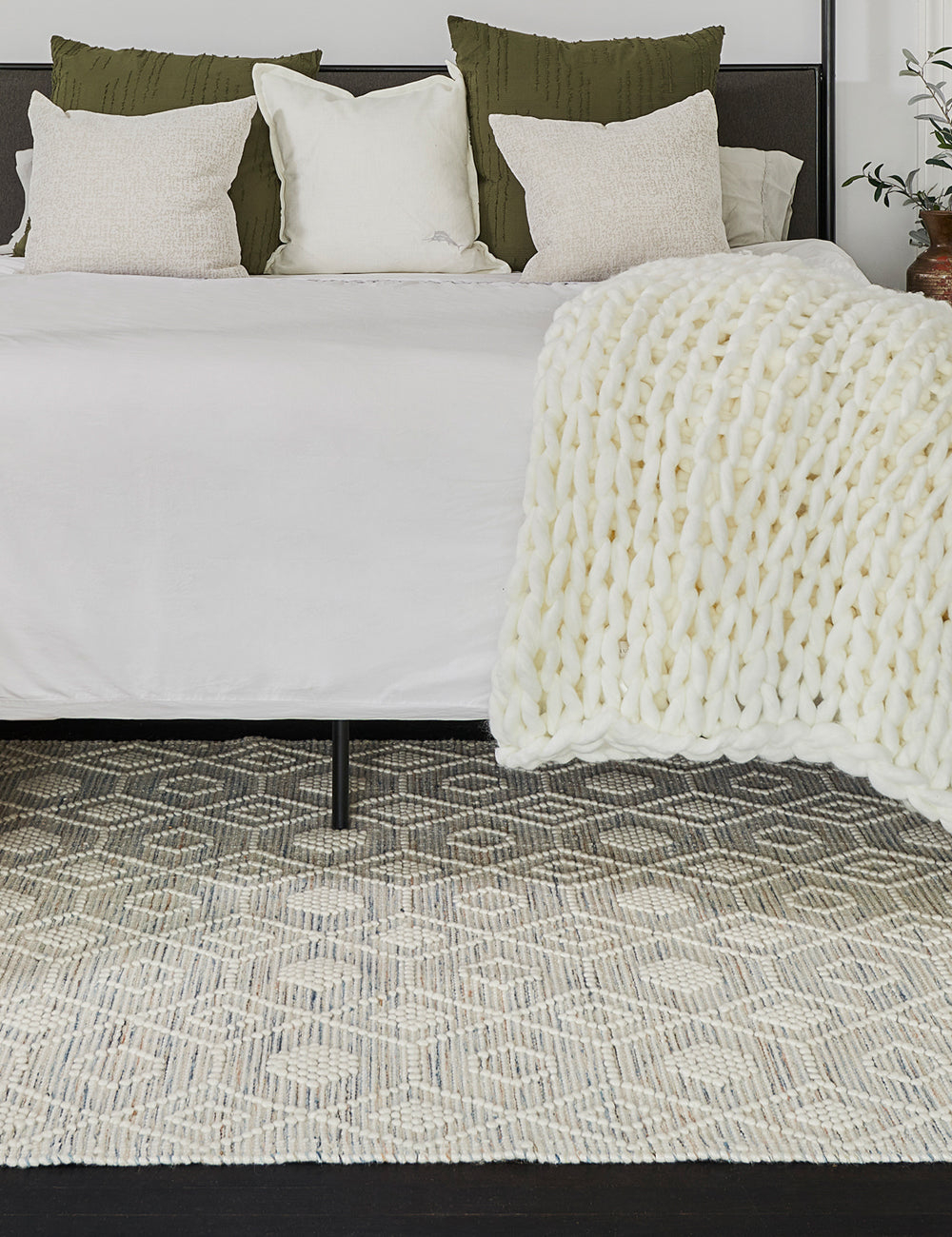 Aeson Handwoven Wool Rug - 9' x 12'