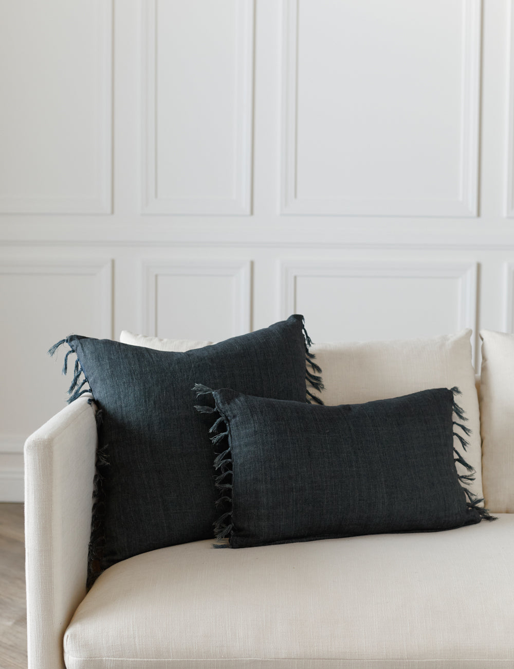 Roy Linen Pillow - Navy / 20" x 20" / Down