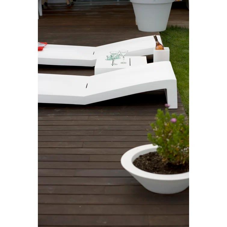Jut Plastic/Resin Dining Table