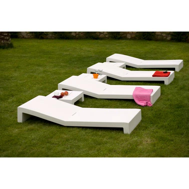Jut Plastic/Resin Dining Table